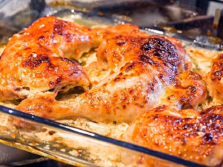 Пилешки бутчета с млечен сос с чесън и пармезан печени на фурна - снимка на рецептата